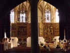 A katolikus templom belseje a szárnyas oltárokkal.