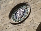 Firenze címere a gabonatárolóból szentelt templom falán.