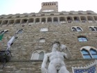A Palazzo Vecchio, előtérben Michalangelo Dávid-szobrának 1504-es másolata.