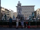 Várakozás a Neptun-kútnál, a Piazza della Signoria téren.