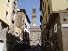 Utcakép, háttérben a Palazzo Vecchio (Régi Palota).